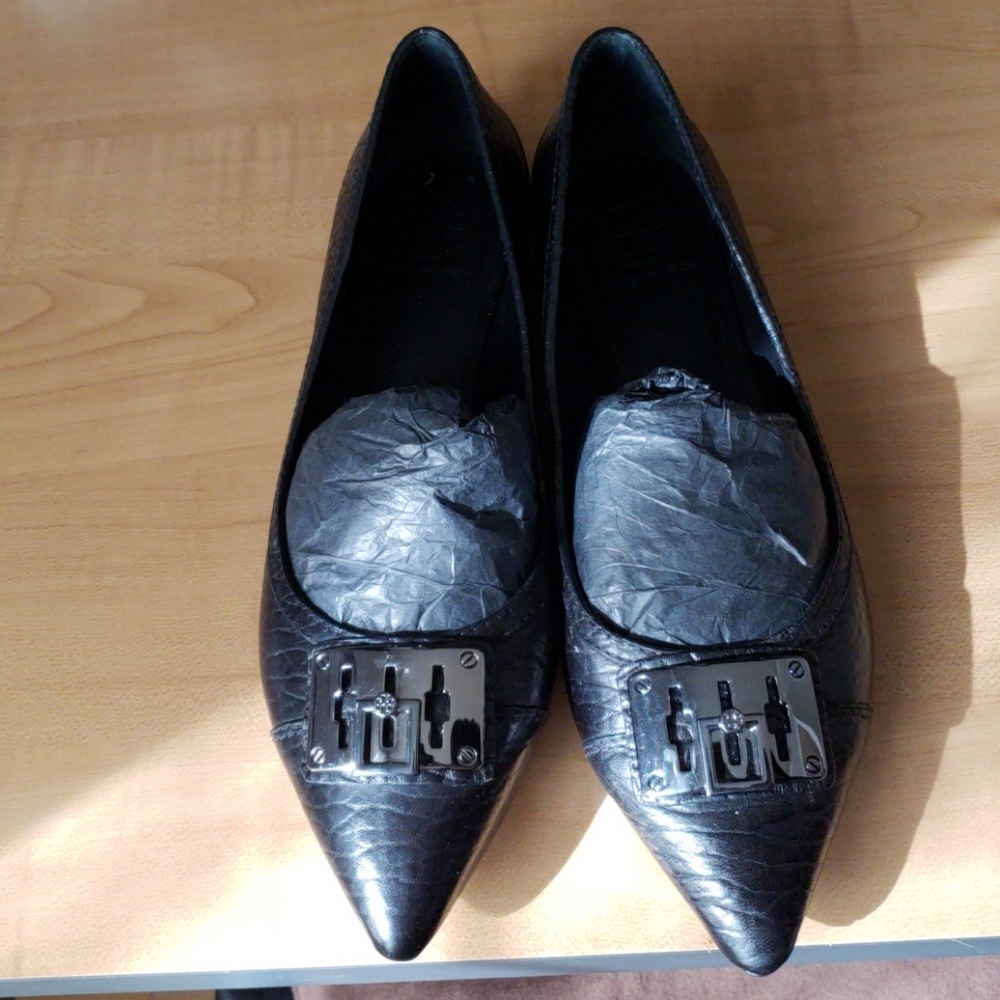 Tory Burch all leather flats, sz 9